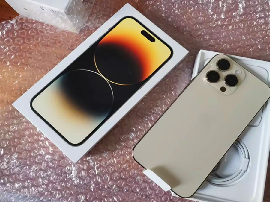 正在打包發往澳洲的手機